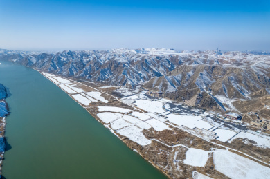 航拍冬季青铜峡黄河水利枢纽雪景