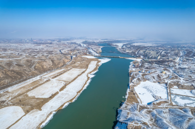 航拍冬季青铜峡黄河水利枢纽雪景