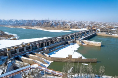 航拍冬季青铜峡黄河水利枢纽雪景