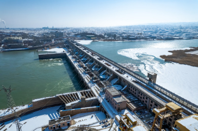 航拍冬季青铜峡黄河水利枢纽雪景