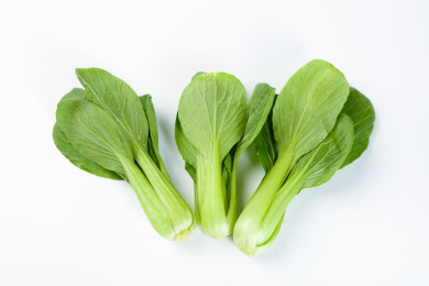 白底上摆放着青菜
