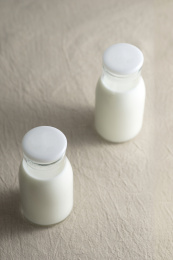 玻璃瓶里的新鲜浓郁的牛奶饮品