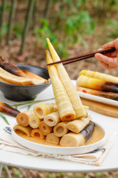 筷子上夹着手剥笋