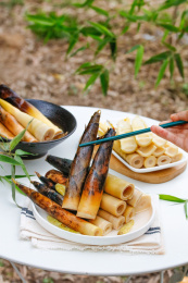 筷子夹着泡椒味手剥笋