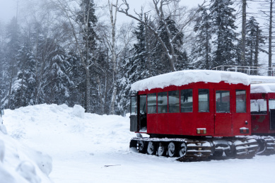北方的冬天停在路边的铲雪车被大雪覆盖