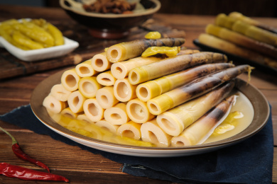 木底上放着一盘泡椒味手剥笋