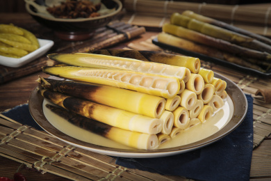 木底上放着一盘老汤味手剥笋