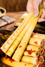 手里拿着手剥笋