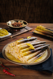 木底上放着一盘泡椒竹笋