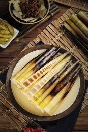 木底上放着一盘老汤味手剥笋