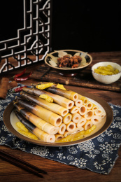 木底上放着一盘泡椒味手剥笋