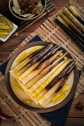 木底上放着一盘泡椒味手剥笋