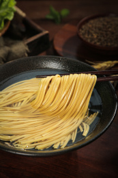 筷子上夹着苦荞面条