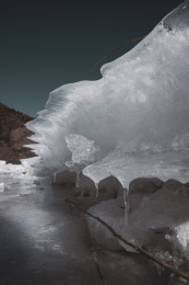 晴朗天气里，蓝天下的冰河形成的冰面