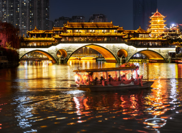 中国四川成都安顺廊桥夜景和锦江上的游船