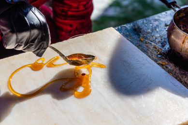 中国辽宁沈阳的传统民间手工艺兔子糖画