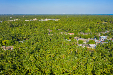 航拍海南文昌东郊椰林风景区海滨半岛椰子树