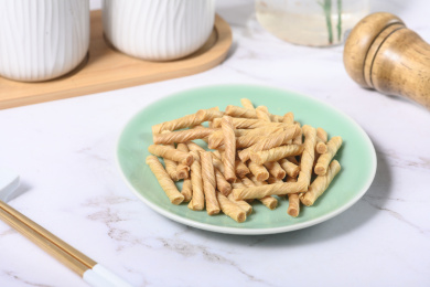 桌面上的盘子里的美味可口的豆筋丁