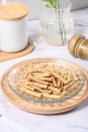 桌面上的盘子里的美味可口的豆筋丁