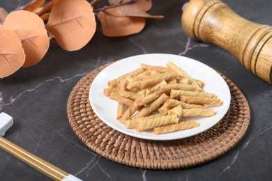 桌面上的盘子里的美味可口的豆筋丁
