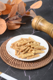 桌面上的盘子里的美味可口的豆筋丁
