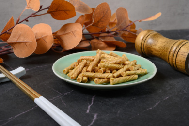 桌面上的盘子里的美味可口的豆筋丁