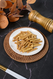 桌面上的盘子里的美味可口的豆筋丁