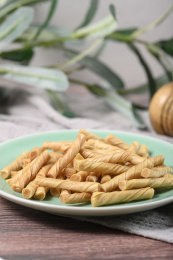 桌面上的盘子里的美味可口的豆筋丁