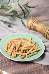 桌面上的盘子里的美味可口的豆筋丁