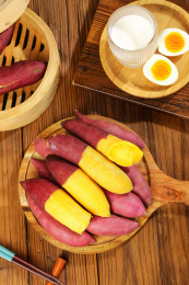 深底上摆放着小香薯