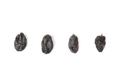 白色背景上特写拍摄黑加仑干