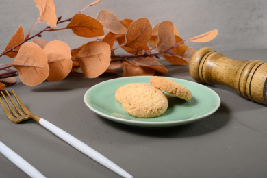 桌面上的盘子里的美味可口的椰蓉酥