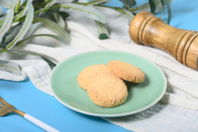 桌面上的盘子里的美味可口的椰蓉酥