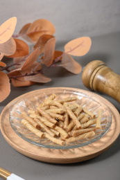 桌面上的盘子里的美味可口的豆筋丁