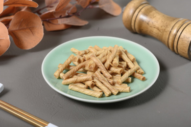 桌面上的盘子里的美味可口的豆筋丁