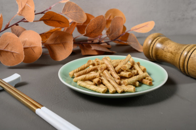 桌面上的盘子里的美味可口的豆筋丁