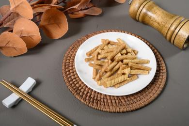 桌面上的盘子里的美味可口的豆筋丁