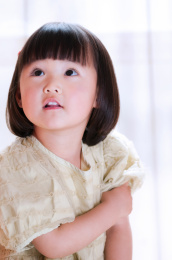 一个可爱的亚洲小女孩