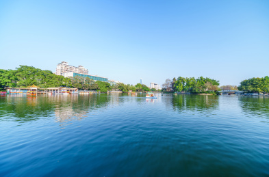 广州东山湖公园城市建筑与湖泊风光