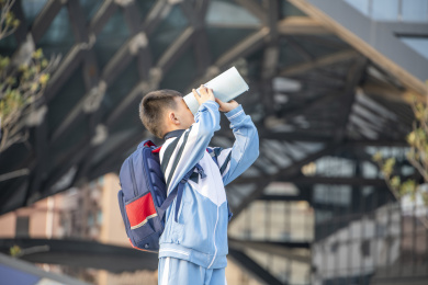 把书卷起来当望远镜的小学生