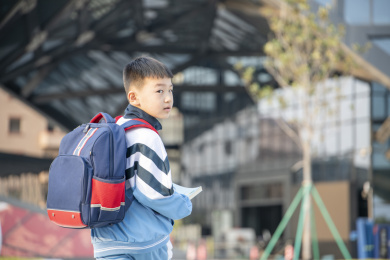 背着书包的小学生正在回头看
