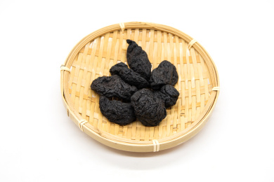 白底背景中医中草药熟地黄