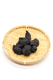 白底背景中医中草药熟地黄