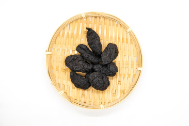 白底背景中医中草药熟地黄