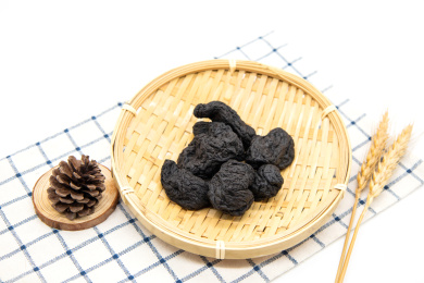 白底背景中医中草药熟地黄