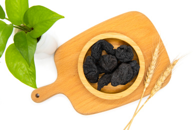 白底背景中医中草药熟地黄