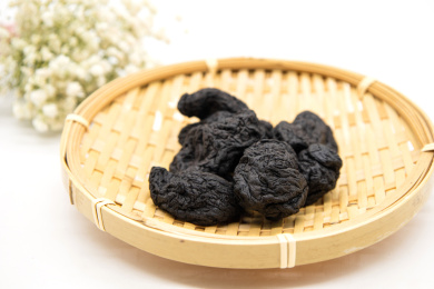 白底背景中医中草药熟地黄