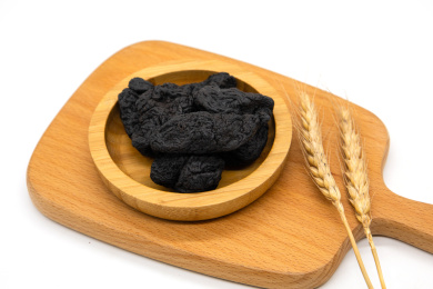 白底背景中医中草药熟地黄