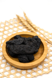 白底背景中医中草药熟地黄