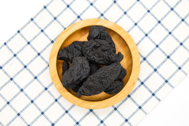 白底背景中医中草药熟地黄